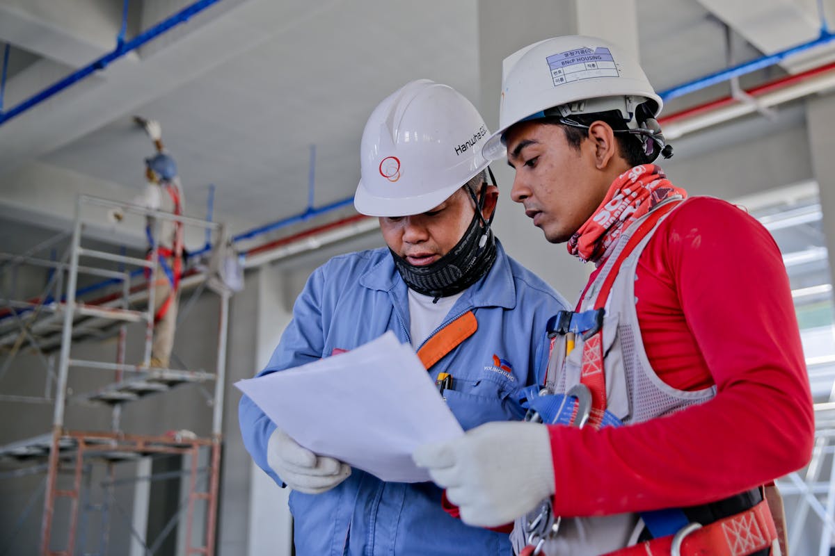 Cómo Encontrar Trabajo en Construcción en 2026: Guía Completa para Albañiles, Electricistas y Plomeros