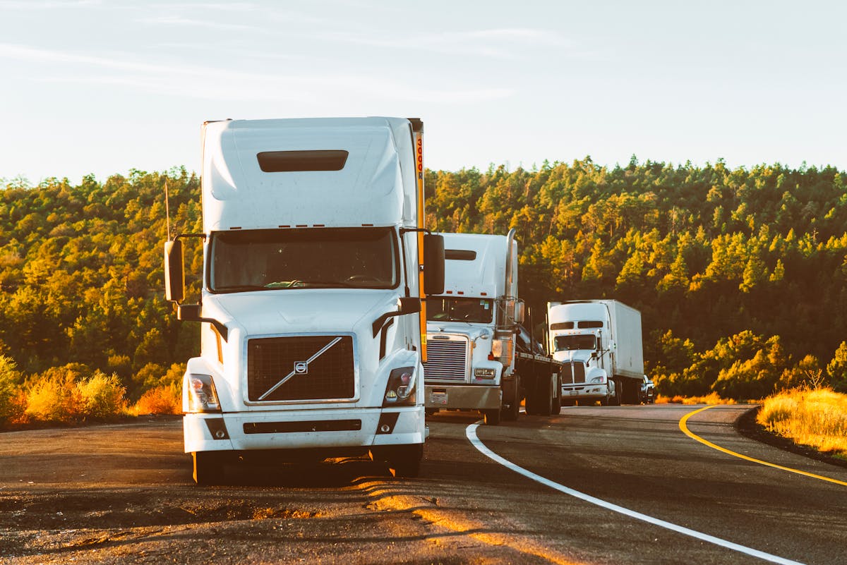 Empleo en Transporte y Logística: Guía para Conductores, Repartidores y Operadores de Almacén