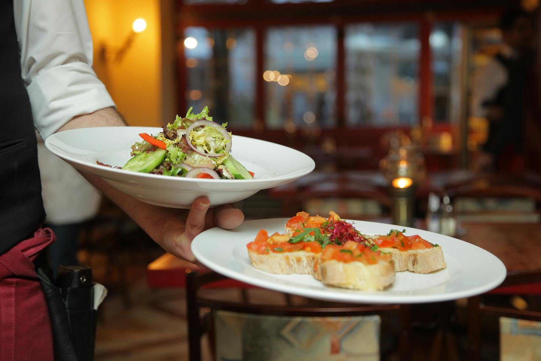 Trabajo en Gastronomía: Guía para Meseros, Cocineros y Bartenders que Buscan Empleo Flexible