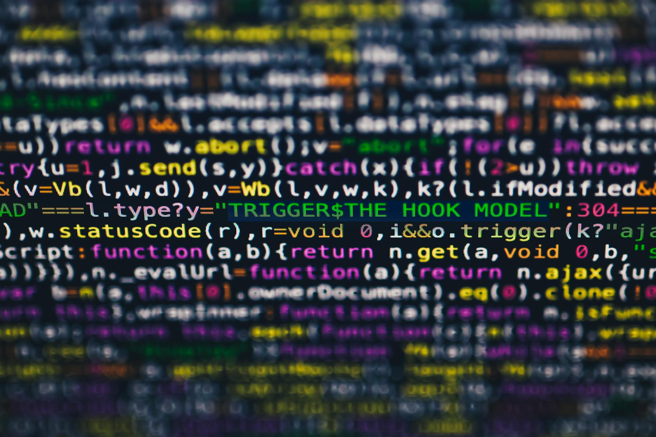 Pantalla mostrando codigo y algoritmos, representando la tecnologia detras de la inteligencia artificial